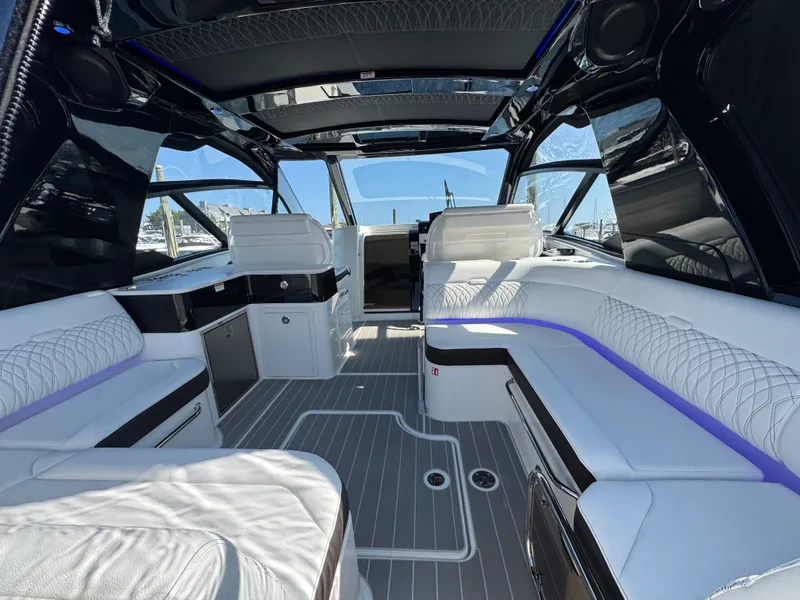 Slide: The Image of Sea Ray 370 SUNDANCER OB 2025 - 7