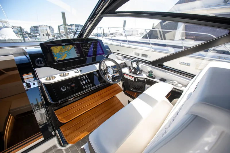 Slide: The Image of Sea Ray 370 SUNDANCER OB 2025 - 20
