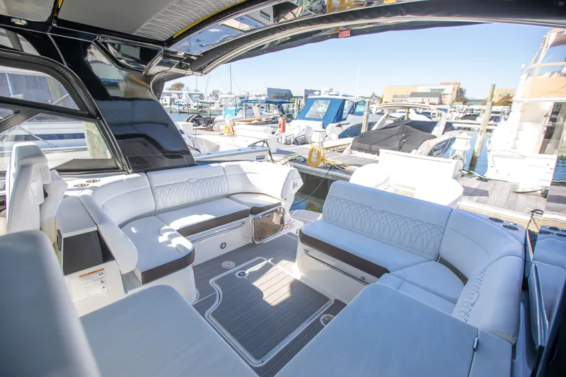 Slide: The Image of Sea Ray 370 SUNDANCER OB 2025 - 15