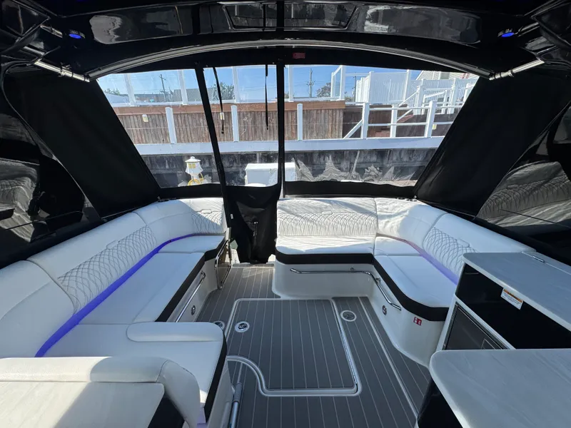 Slide: The Image of Sea Ray 370 SUNDANCER OB 2025 - 9