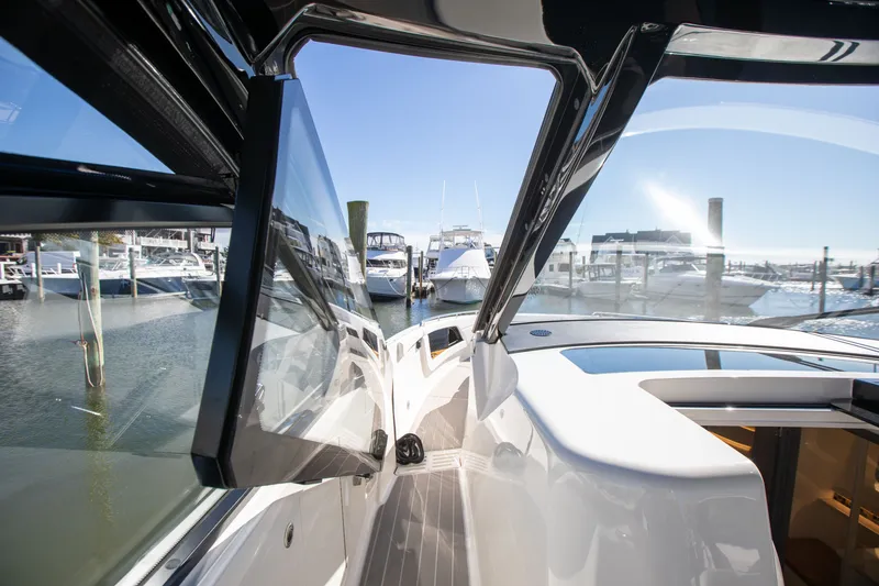 Slide: The Image of Sea Ray 370 SUNDANCER OB 2025 - 22