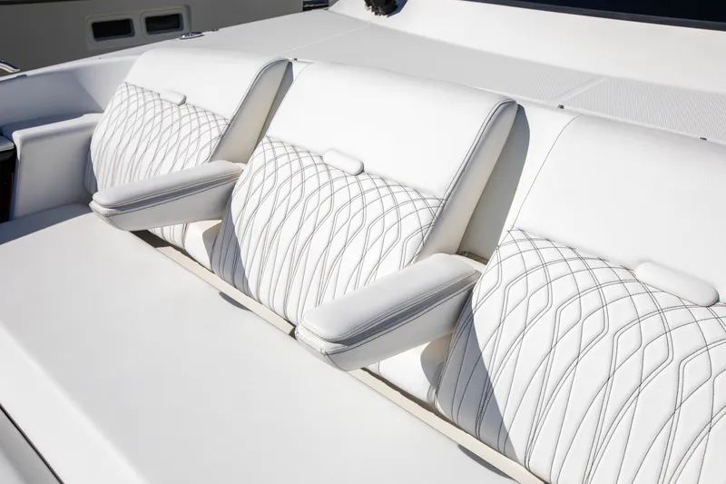 Slide: The Image of Sea Ray 370 SUNDANCER OB 2025 - 26
