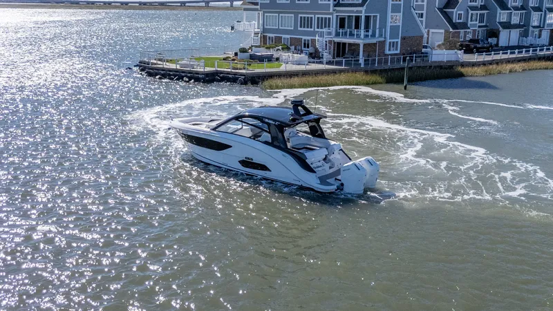 Slide: The Image of Sea Ray 370 SUNDANCER OB 2025 - 4