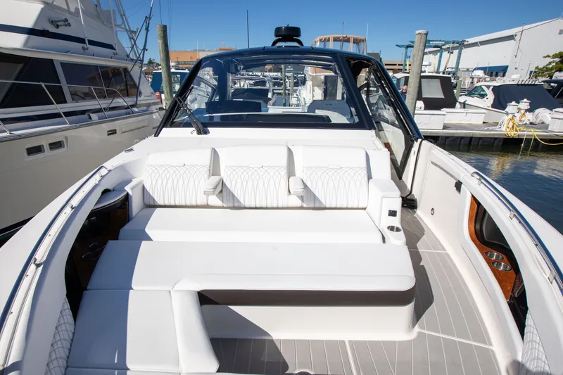Slide: The Image of Sea Ray 370 SUNDANCER OB 2025 - 24