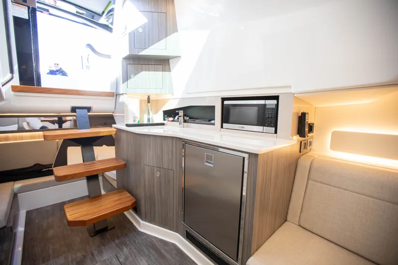 Slide: The Image of Sea Ray 370 SUNDANCER OB 2025 - 30