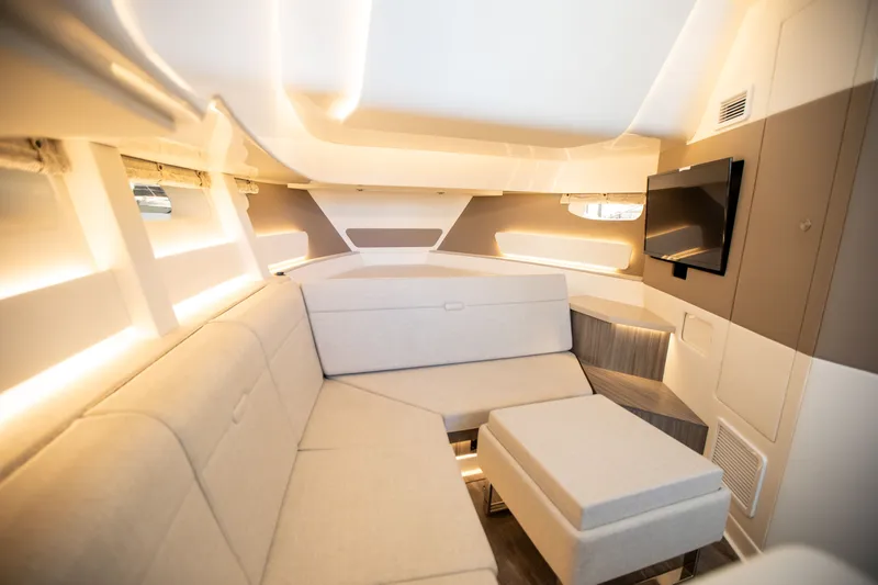 Slide: The Image of Sea Ray 370 SUNDANCER OB 2025 - 29