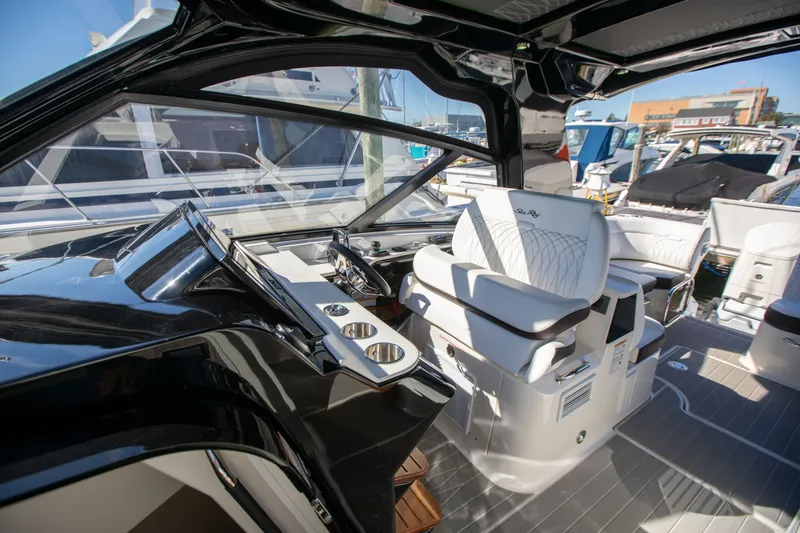 Slide: The Image of Sea Ray 370 SUNDANCER OB 2025 - 19