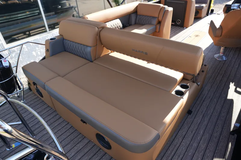 Slide: The Image of Harris Cruiser 210 2026 - 10