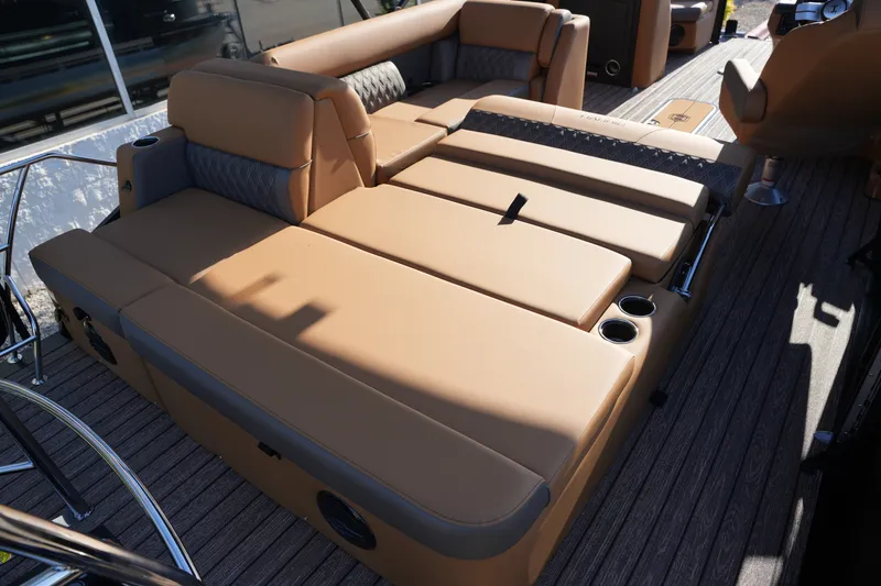 Slide: The Image of Harris Cruiser 210 2026 - 12