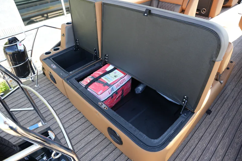 Slide: The Image of Harris Cruiser 210 2026 - 13