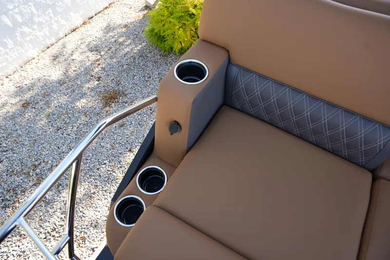 Slide: The Image of Harris Cruiser 210 2026 - 14