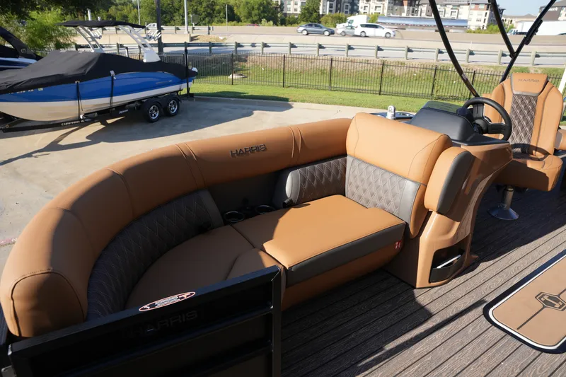 Slide: The Image of Harris Cruiser 210 2026 - 27