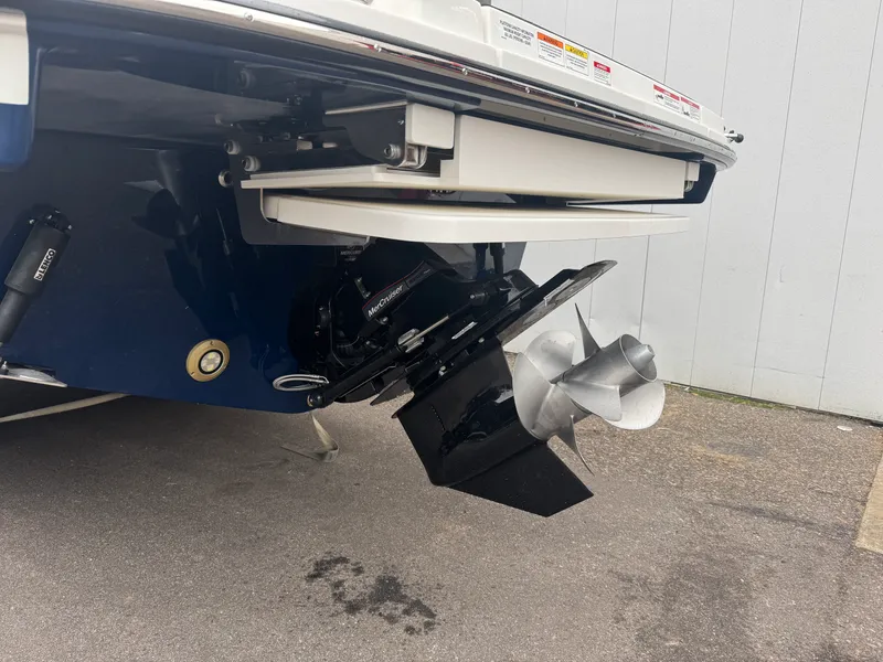 Slide: The Image of Sea Ray SLX 280 2026 - 10