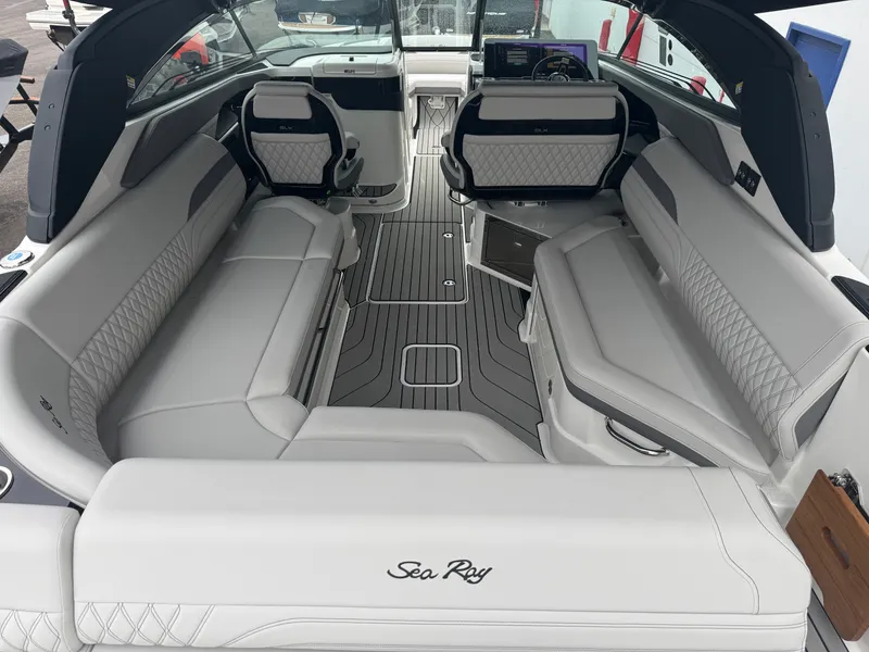 Slide: The Image of Sea Ray SLX 280 2026 - 18