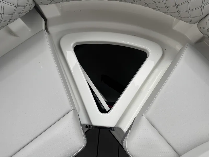 Slide: The Image of Sea Ray SLX 280 2026 - 23