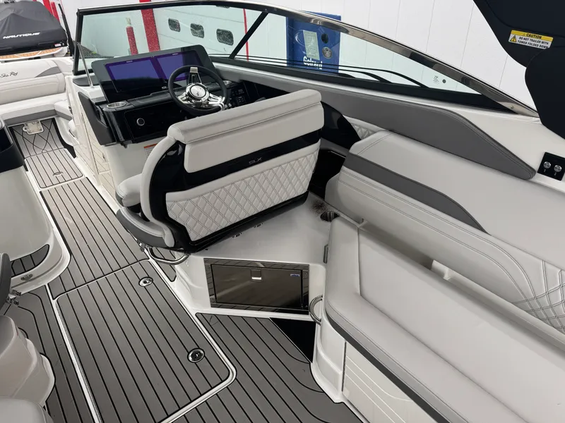 Slide: The Image of Sea Ray SLX 280 2026 - 30