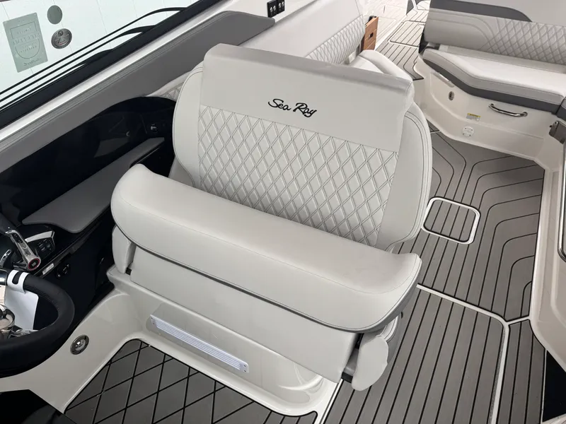 Slide: The Image of Sea Ray SLX 280 2026 - 34