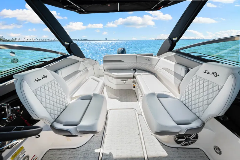 Slide: The Image of Sea Ray SLX 260 Outboard 2026 - 32