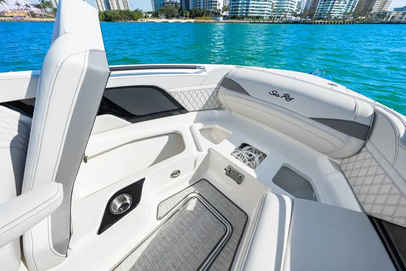 Slide: The Image of Sea Ray SLX 260 Outboard 2026 - 42