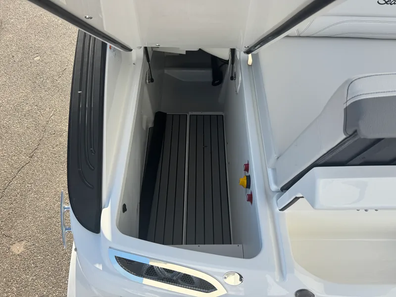 Slide: The Image of Sea Ray SLX 260 2026 - 10