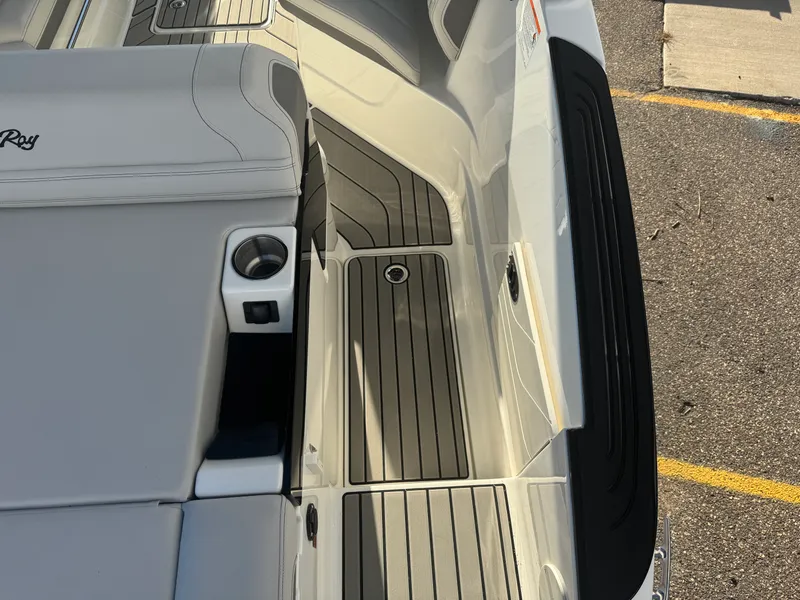 Slide: The Image of Sea Ray SLX 260 2026 - 11