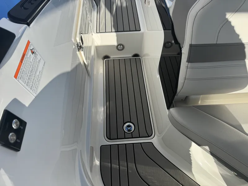 Slide: The Image of Sea Ray SLX 260 2026 - 13