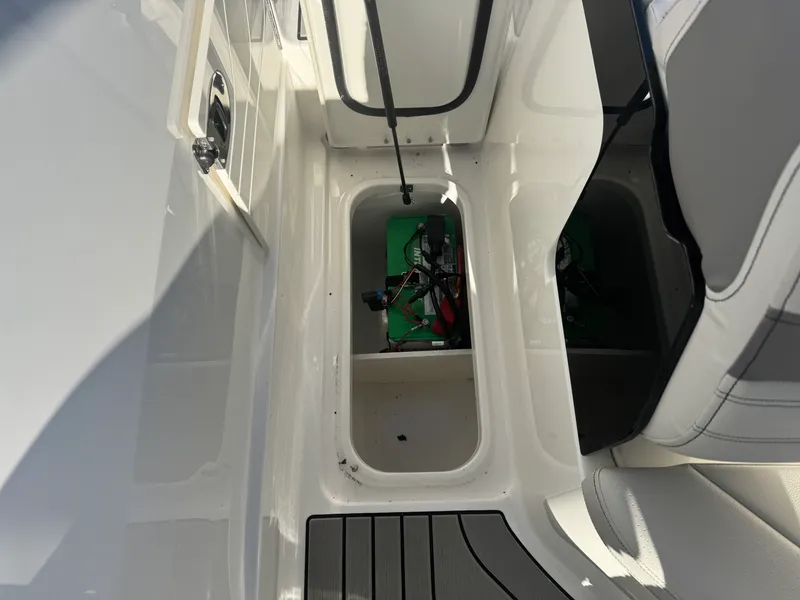 Slide: The Image of Sea Ray SLX 260 2026 - 14