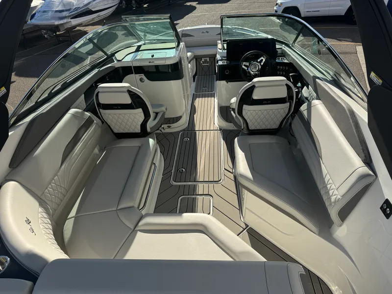Slide: The Image of Sea Ray SLX 260 2026 - 15