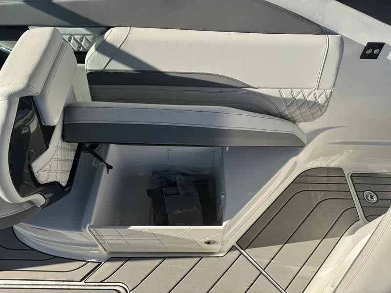 Slide: The Image of Sea Ray SLX 260 2026 - 17