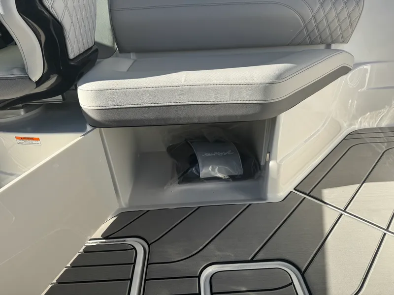 Slide: The Image of Sea Ray SLX 260 2026 - 18