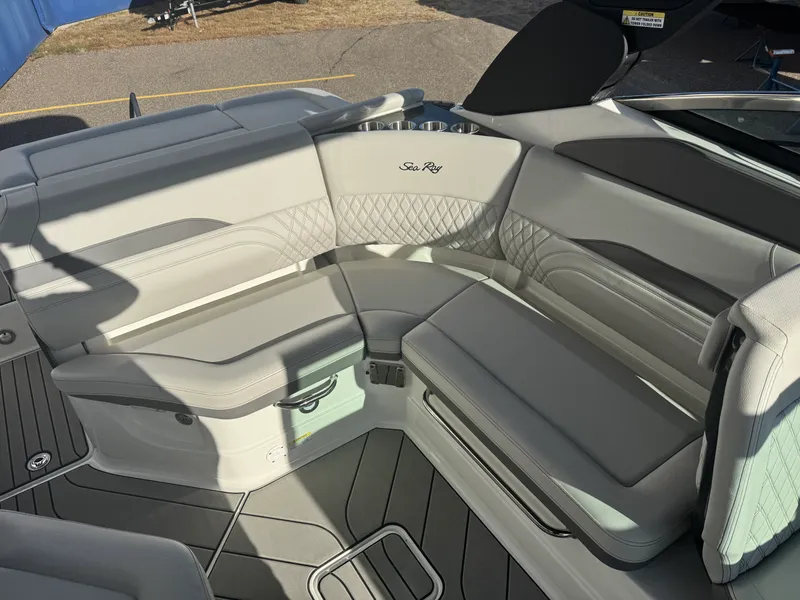 Slide: The Image of Sea Ray SLX 260 2026 - 19
