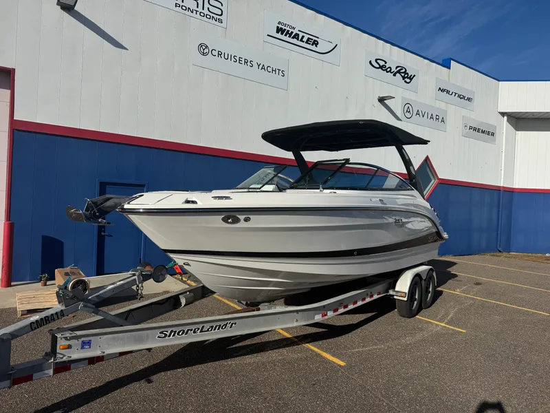 Slide: The Image of Sea Ray SLX 260 2026 - 2