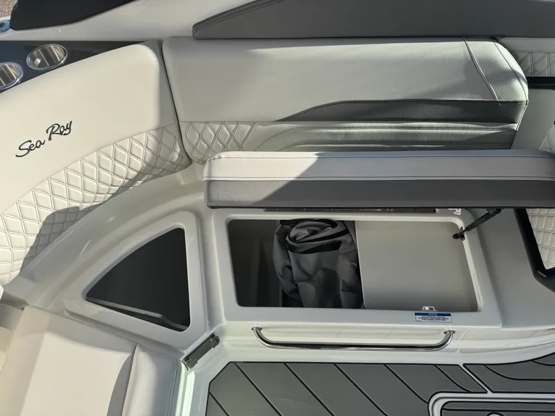 Slide: The Image of Sea Ray SLX 260 2026 - 20