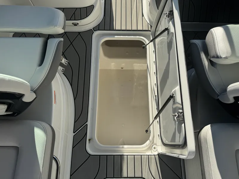 Slide: The Image of Sea Ray SLX 260 2026 - 23