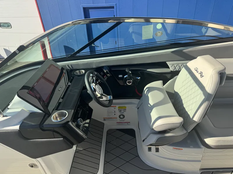 Slide: The Image of Sea Ray SLX 260 2026 - 24