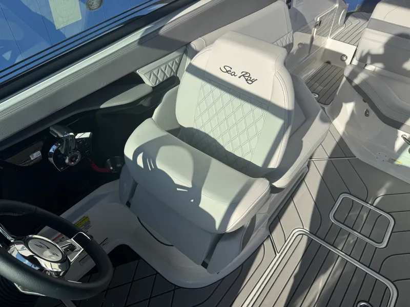 Slide: The Image of Sea Ray SLX 260 2026 - 25