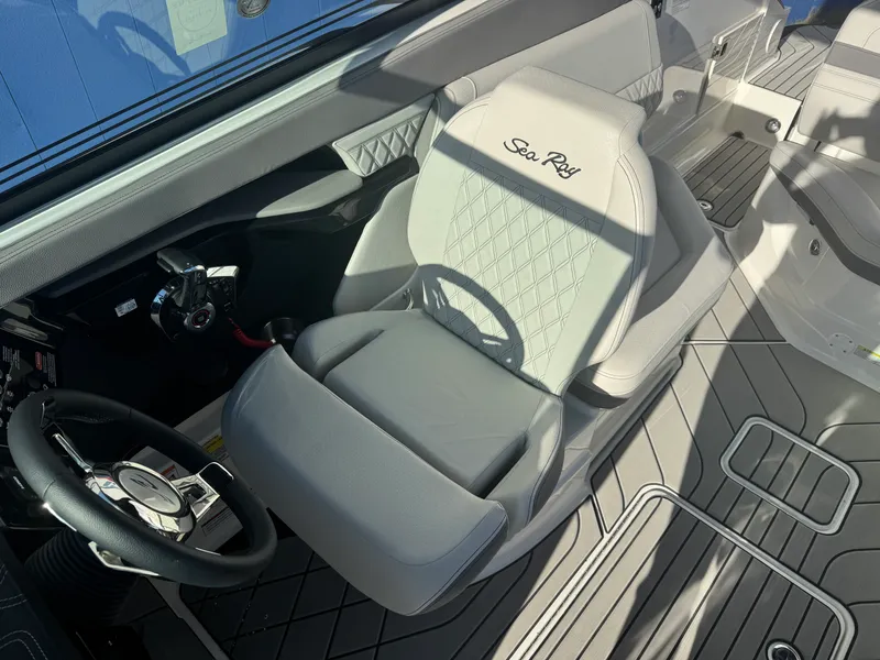 Slide: The Image of Sea Ray SLX 260 2026 - 26