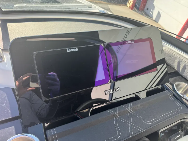 Slide: The Image of Sea Ray SLX 260 2026 - 28