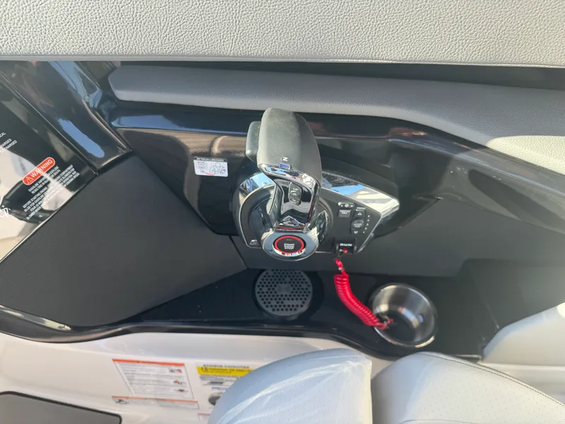 Slide: The Image of Sea Ray SLX 260 2026 - 31