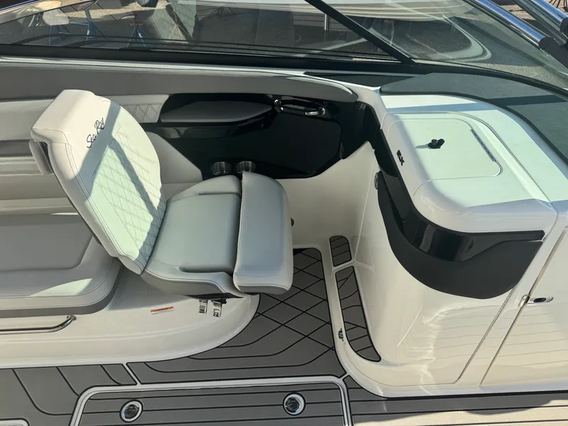 Slide: The Image of Sea Ray SLX 260 2026 - 32