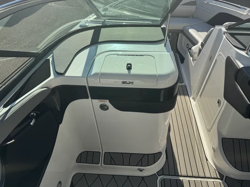 Slide: The Image of Sea Ray SLX 260 2026 - 35
