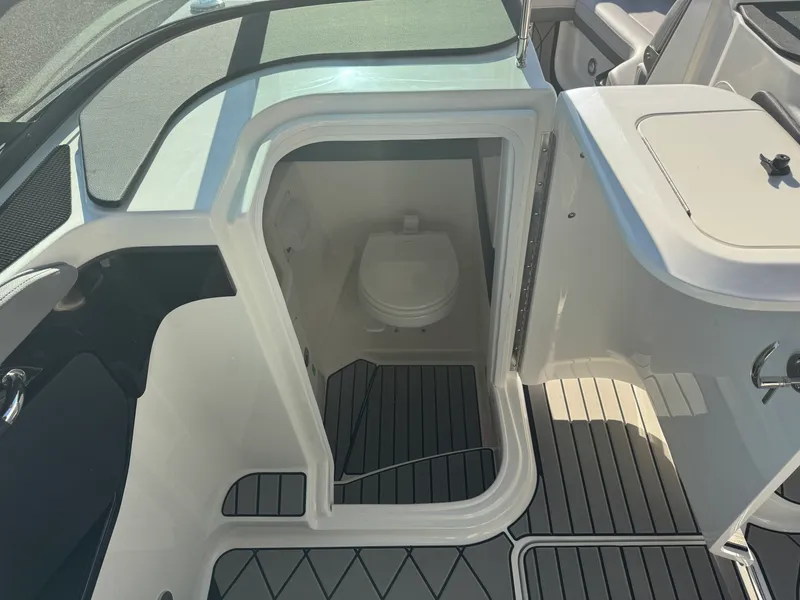 Slide: The Image of Sea Ray SLX 260 2026 - 36