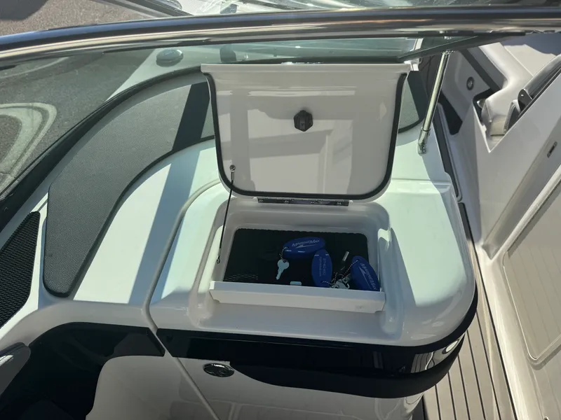 Slide: The Image of Sea Ray SLX 260 2026 - 38