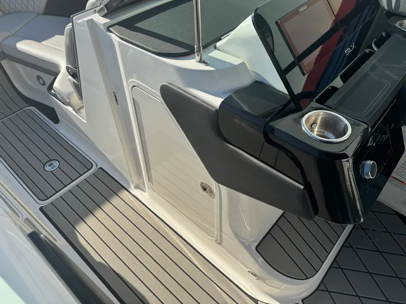 Slide: The Image of Sea Ray SLX 260 2026 - 39