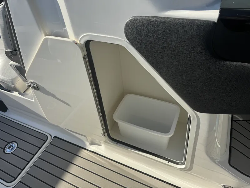 Slide: The Image of Sea Ray SLX 260 2026 - 40