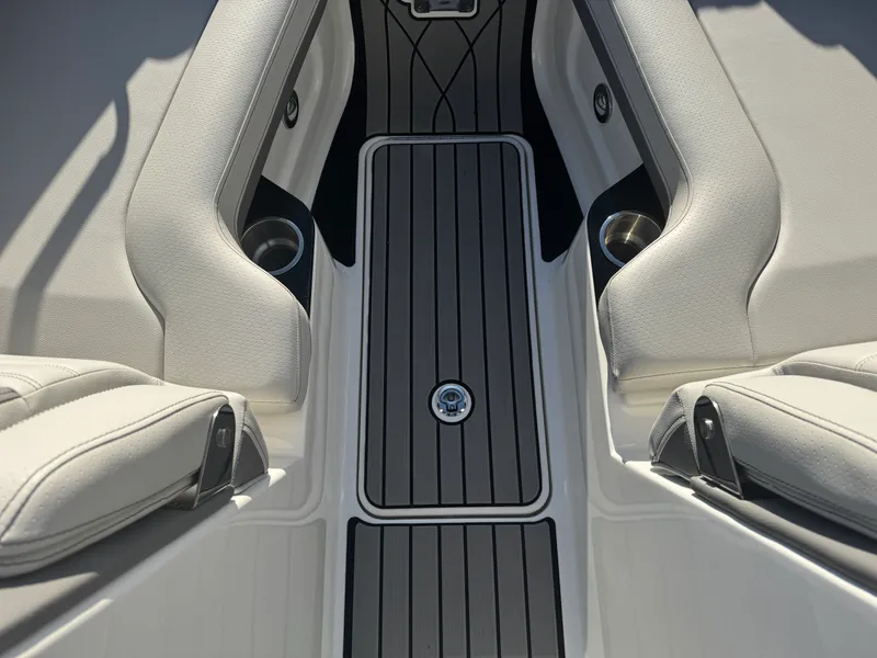 Slide: The Image of Sea Ray SLX 260 2026 - 43