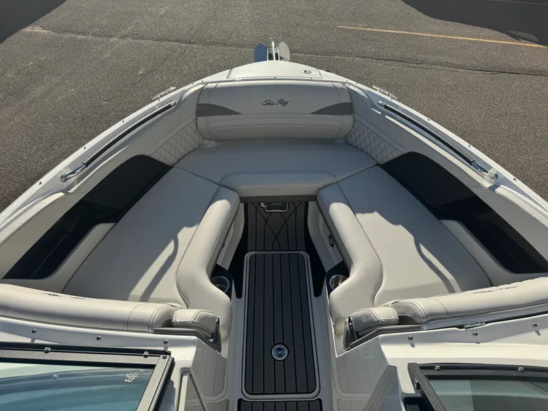 Slide: The Image of Sea Ray SLX 260 2026 - 45