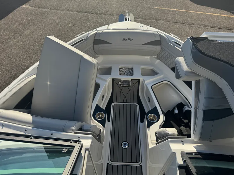 Slide: The Image of Sea Ray SLX 260 2026 - 46