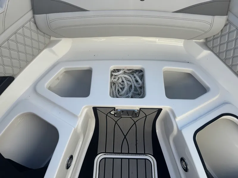 Slide: The Image of Sea Ray SLX 260 2026 - 47