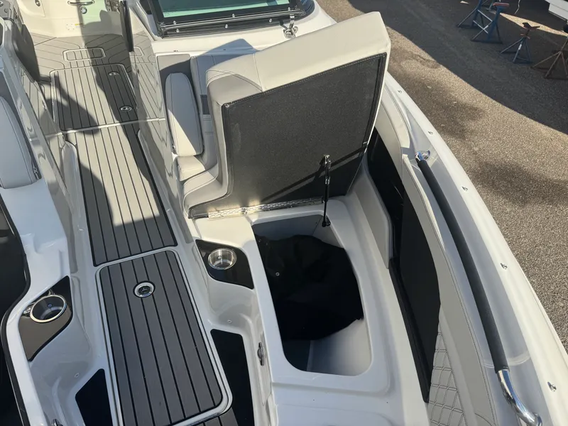 Slide: The Image of Sea Ray SLX 260 2026 - 48